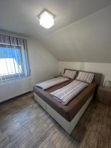 黑马戈尔Terezia-Appartements Nassfeld的一间卧室,卧室内配有一张大床