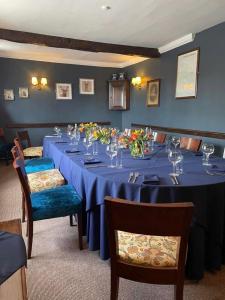 Froggatt契克斯旅馆的用餐室配有带鲜花的长蓝色桌子