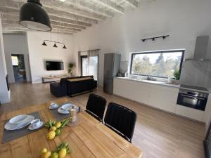 巴尔韦尔德Casa Armonía del Silencio的厨房以及带桌椅的起居室。