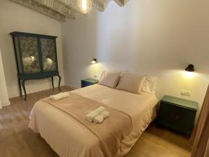 巴尔韦尔德Casa Armonía del Silencio的一间卧室配有一张大床和毛巾