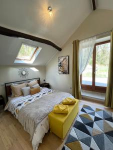 Le Cottage at The Moulin Treillard的一间卧室设有一张大床和一个窗户。