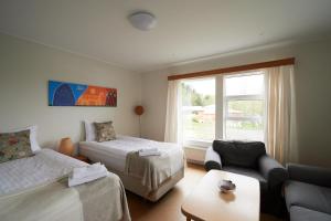Sólheimar索海姆生态村旅馆的客房设有两张床、一张沙发和一个窗口。