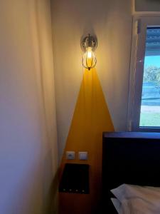 新皮尼亚尔Azulrelax Hostel的一间房间角落里带灯的房间