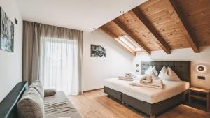 VilpianoJägerheim的一间卧室设有一张大床和一个窗户。