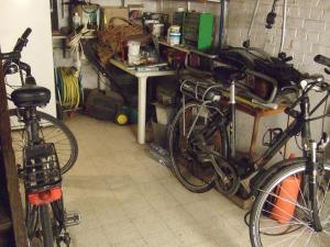 根特GUESTROOMS BIJ HET STATION VAN DRONGEN的一间房间,有两辆自行车停放在车库里