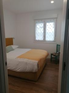 略迪奥El Manzanal - gateway to the mountains and Bilbao的一间卧室设有一张床和一个窗口