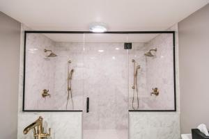 KinderhookOld Dutch Inn的浴室设有金饰淋浴。