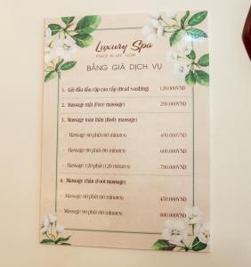 内排Luxury Airport Hotel Travel的婚礼招待会的菜单,有白色花卉