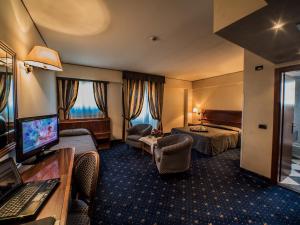 蒙特瓦尔基瓦尔达诺酒店的酒店客房设有电视和床。