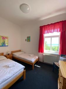 伊钦斯可姆维兹酒店的客房设有两张床和窗户。