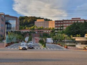 大邱Hosandong House的一群沿着城市街道行驶的汽车