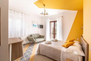 DelicetoLocanda Ballarò Relais di Campagna的一间卧室配有一张床和一把椅子