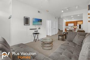 基西米2222 Venettian Bay retreat- 3 bedroom full of amenities的客厅配有沙发和桌子