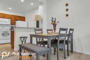 基西米2222 Venettian Bay retreat- 3 bedroom full of amenities的厨房里配有餐桌和椅子