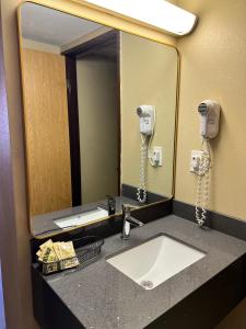 拉斯维加斯高地拉斯维加斯酒店的一间带水槽和镜子的浴室