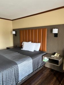 拉斯维加斯高地拉斯维加斯酒店的酒店客房设有一张大床和一张桌子。