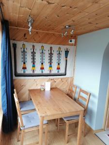 HaugsværSognevegen 2242的墙上有滑雪板的房间,配有桌椅