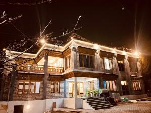 列城Ladakh Country Inn的一间大房子,晚上有灯