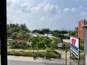 昆岛Hoàng Anh Côn Đảo Hotel的公园内摩托车停放的街道景色