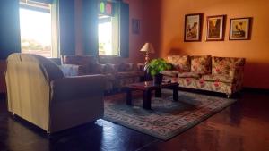 瓦索拉斯帕尔梅拉斯河谷酒店的客厅配有两张沙发和一张咖啡桌