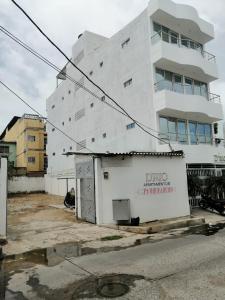 里奥阿查D'Rio Aparta estudios的街道边的白色建筑