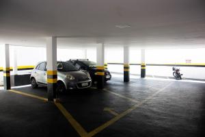萨尔瓦多艾利珍斯酒店的车库,可停放两辆汽车和一辆摩托车