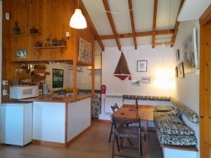 SolleirosCasa con encanto en Muros, Esteiro的厨房以及带桌子和沙发的客厅。