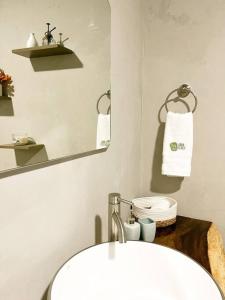 QuesadaCasa Boho的浴室设有白色水槽和镜子