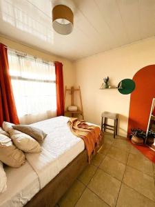 QuesadaCasa Boho的一间卧室设有一张大床和一个窗户。