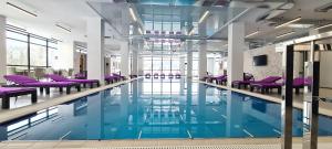布克维Kasimir Resort Hotel & SPA的一座带紫色椅子的游泳池