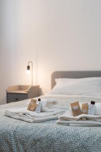 巴勒莫Cortile dei Giusti - Combo Guesthouse的床上有毛巾和书