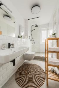 埃森Klassen Stay - Exklusives Apartment - Zentral und 4km zur Messe -Kingsizebett的一间带水槽、卫生间和淋浴的浴室