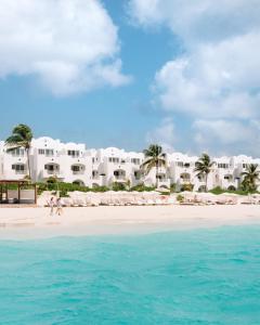 EbenezerAurora Anguilla Resort & Golf Club的享有度假村前方海滩的景致。