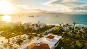 Rendezvous BeachAurora Anguilla Resort & Golf Club的近海度假胜地的空中景致