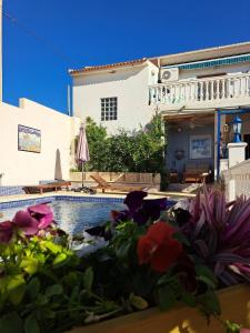 Casa de los Suenos Granada的前景花卉带游泳池的房子
