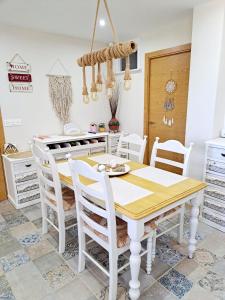 Casa de los Suenos Granada的一间配备有白色桌椅的用餐室