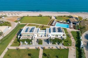 阿尔米罗斯海滩Kyma Suites - adult only accommodation的海滩上别墅的空中景致