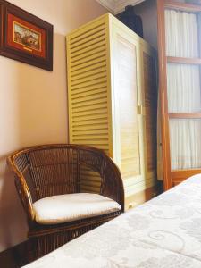 乌迪亚莱斯堡La Llosa de Sámano的卧室配有床、椅子和窗户。