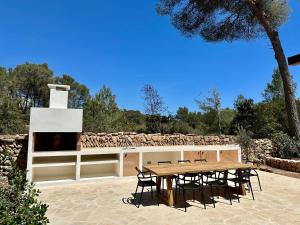 圣塔格鲁迪斯Spacious & Luxury villa in centre Ibiza的大楼前的桌椅