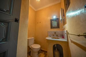 马拉喀什Riad Azawan的一间带卫生间和水槽的小浴室
