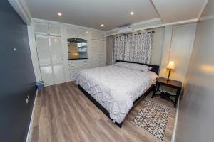 乔治敦JR Apartments的一间卧室配有一张床、一张桌子和一个窗户。