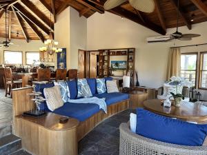 圣佩德罗Villa Serenity的客厅配有蓝色的沙发和桌子