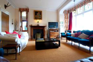康威Berthlwyd Hall的带沙发和壁炉的客厅