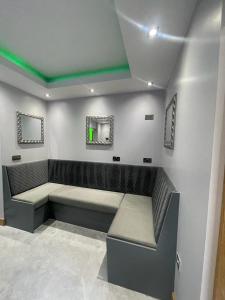 利物浦Belvedere Aparthotel - 83 Mount Pleasant的一间设有长凳和两面镜子的等候室