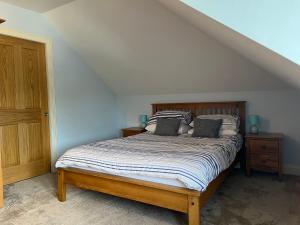 奈恩Corsee House的一间卧室配有一张带两个枕头的床