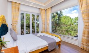 阿普春安Villa Đà Lạt Khởi Nghĩa Bắc Sơn Gần Hồ Xuân Hương Gần Chợ Đêm - KNBS Lana的一间卧室设有一张床和一个大窗户