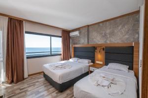 库萨达斯周日海滩酒店的海景客房 - 带两张床