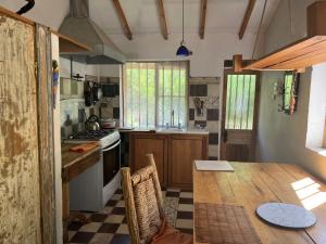 AlcoguazAlcohuaz Indomito的厨房配有木桌和台面