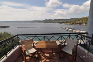 皮加迪卡Zennova #42 Pirgadikia Sky & Sea Home的阳台配有桌椅,享有水景