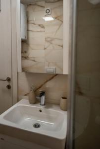 克拉列沃Apartment Leona的浴室设有白色水槽和镜子